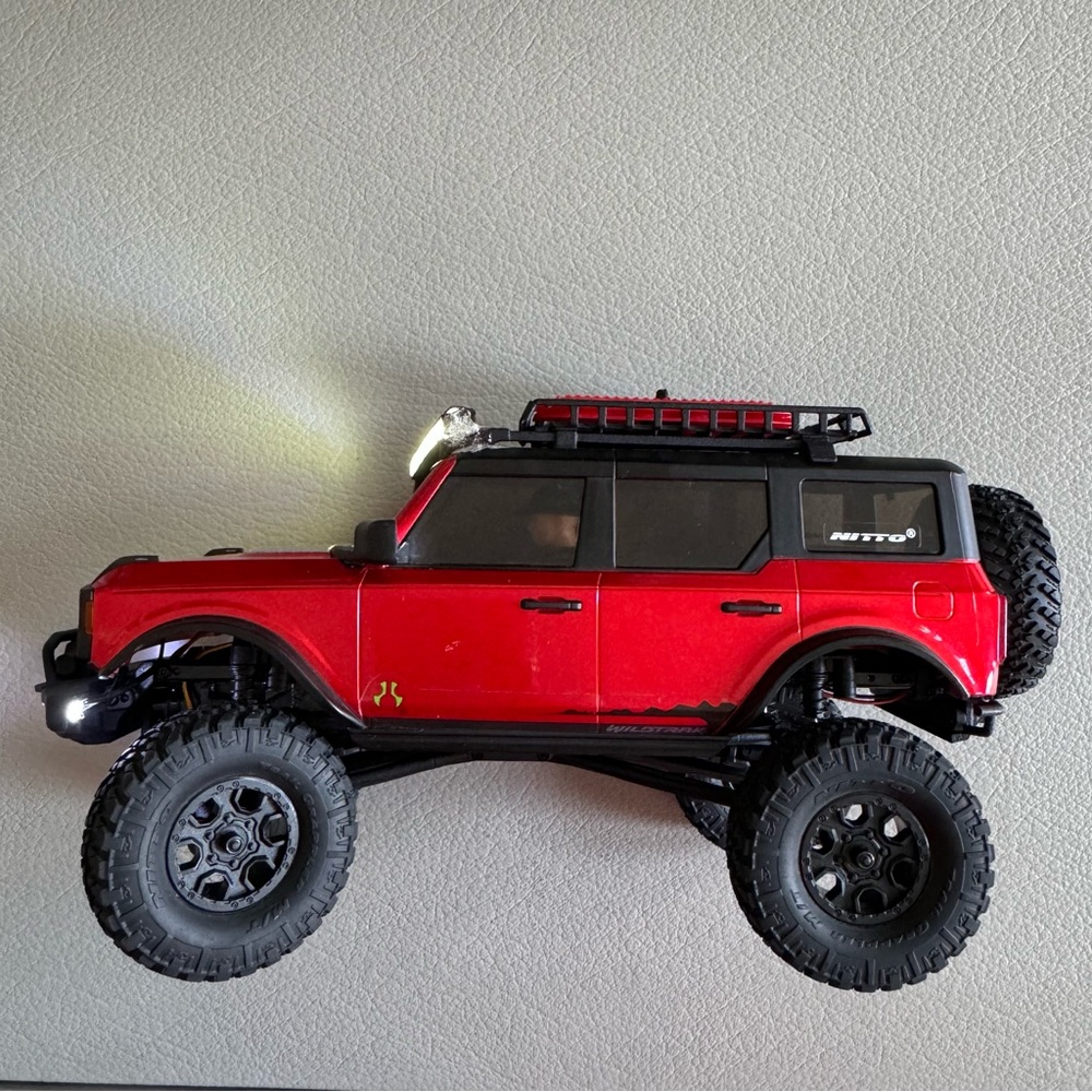 AXIAL - 1/24 SCX24 2021 FORD BRONCO 4WD TRUCJ with USB Charger and Remote | Red - Picture 8 of 11